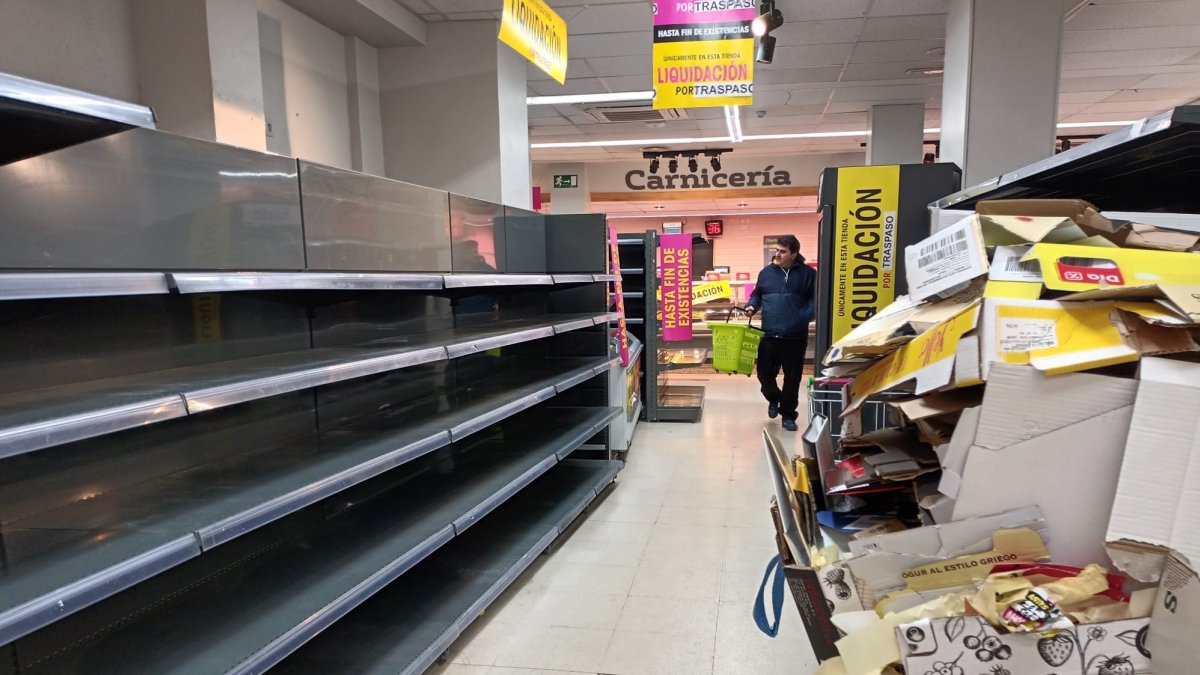 Vacío. Así está ya el supermercado Plaza de Dia de la calle San Francisco en Aranda de Duero (Burgos)