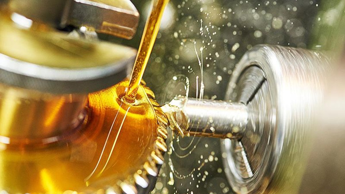Aceite utilizándose en una maquinaria industrial.-SIGAUS