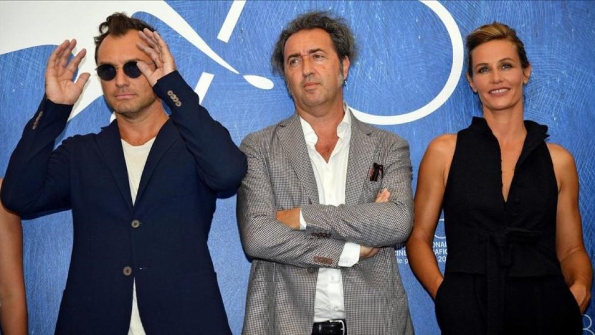 Jude Law, Paolo Sorrentino y Cecile de France, en la presentación de 'The young Pope' en Venecia.-EFE / ETTORE FERRARI