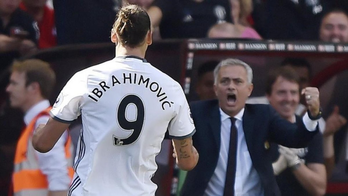 José Mourinho celebra el tercer gol de United ante el Bournemouth mientras su autor, Ibrahimovic, se dirige hacia él.-HANNAH MCKAY / REUTERS