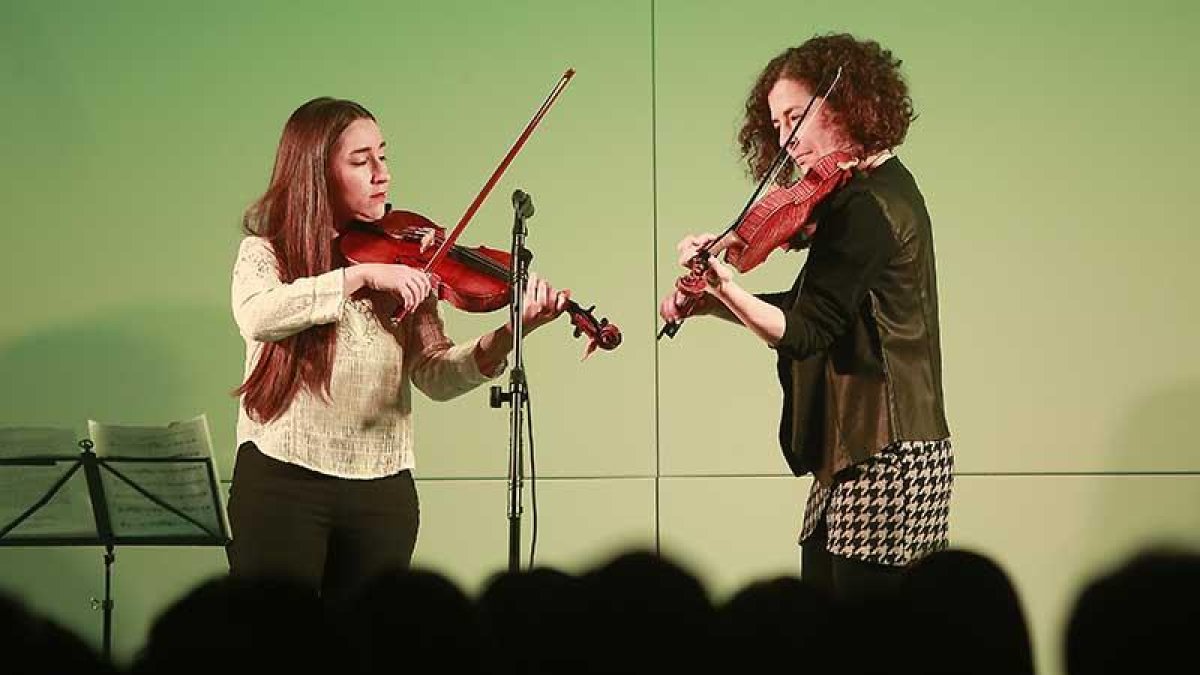 La vallisoletana María San Miguel (i.) y la burgalesa Blanca Altable, durante la actuación de anoche en el MEH, donde por la mañana dieron un taller.-Raúl Ochoa