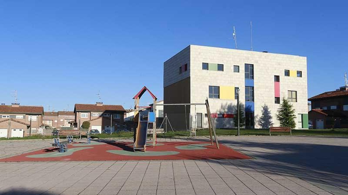 La parcela anexa al centro cívico cuenta hoy con un parque infantil, al que se sumará una pista multideportiva.-R. O.