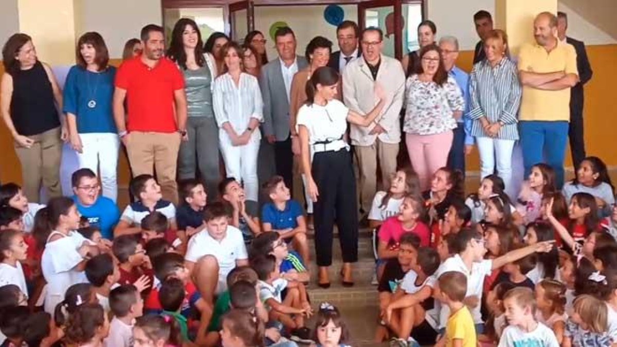La reina Letizia asiste a la apertura del curso escolar en un colegio de Torrejoncillo (Cáceres).-EUROPA PRESS