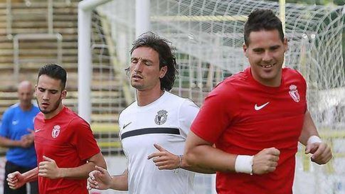 Mikel Aurreko, en primer término, de rojo.-ISRAEL L. MURILLO