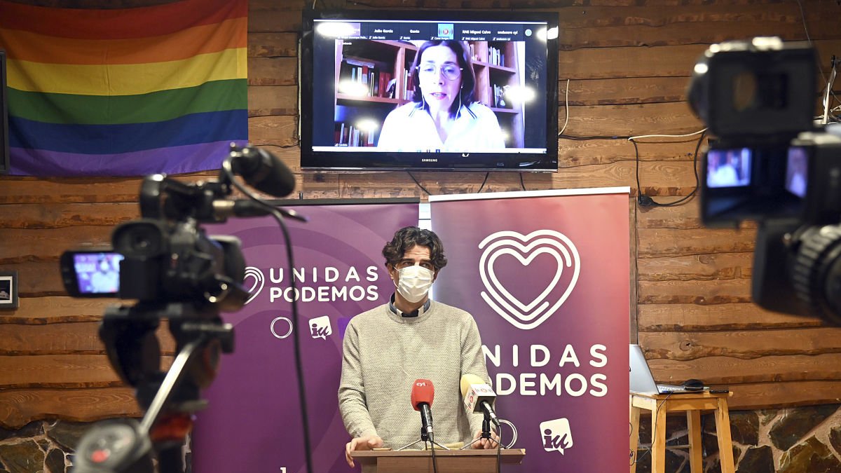 El coordinador de Izquierda Unida Castilla y León y cabeza de lista, Juan Gasc?n, y la portavoz de Podemos en Burgos y n?mero 2 de la candidatura, Marga Arroyo, presentan la candidatura por Burgos de Unidas Podemos. ICAL