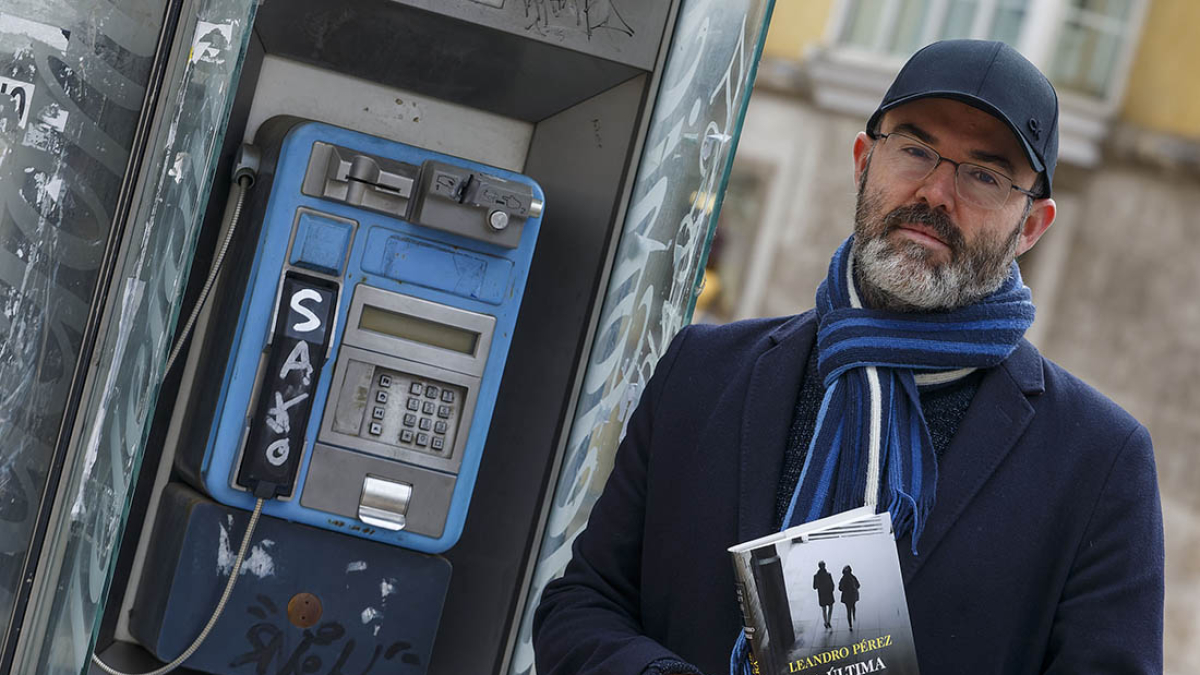 El escritor burgalés Leandro Pérez con su nueva novela. SANTI OTERO