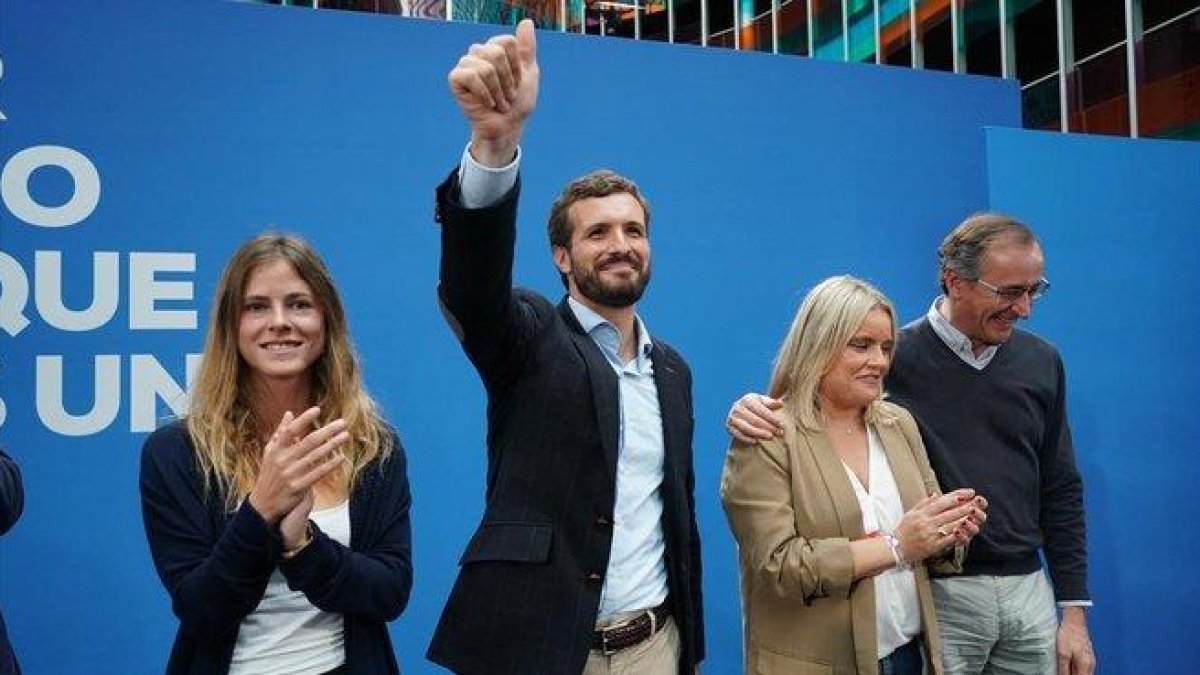 Pablo Casado, en el centro, con los políticos del PP vasco Beatriz Fanjul (izquierda de la foto), Mari Mar Blanco y Alfonso Alonso.-EUROPA PRESS