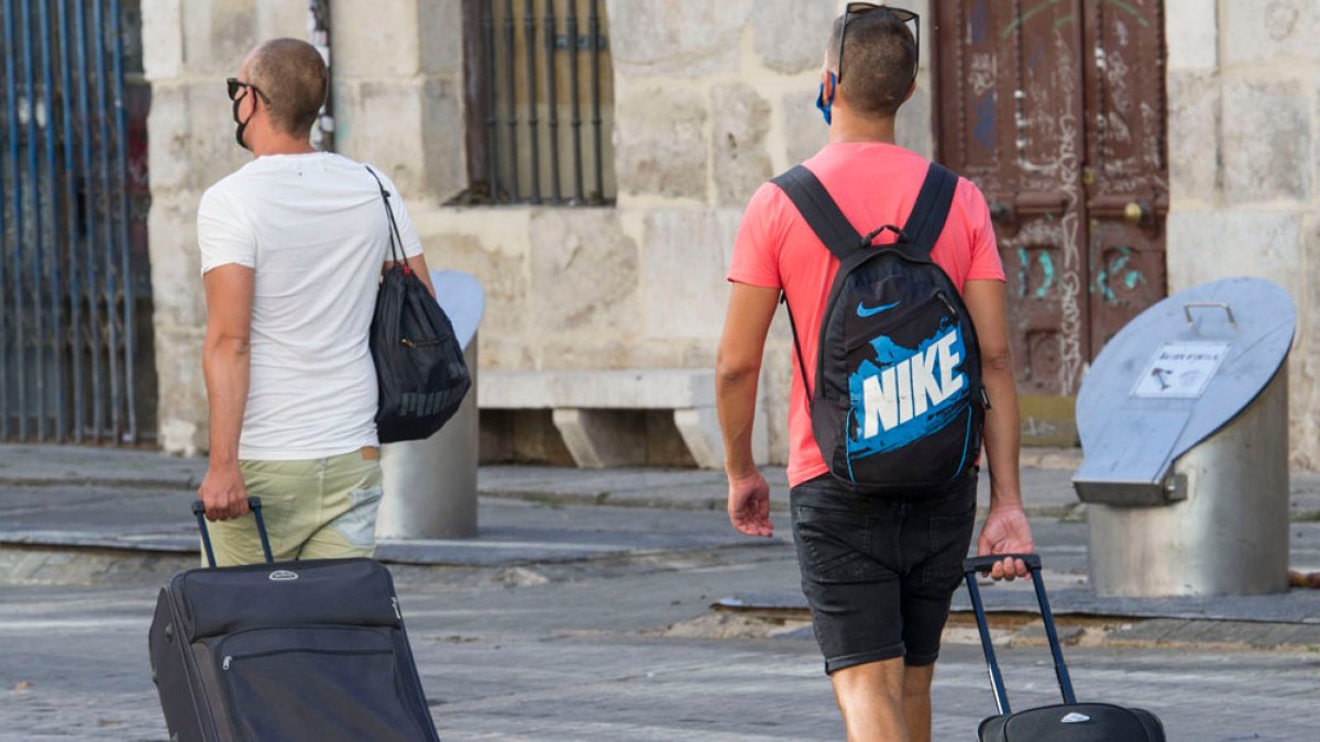 Dos turistas caminan por la burgalesa plaza de La Flora. ISRAEL L. MURILLO