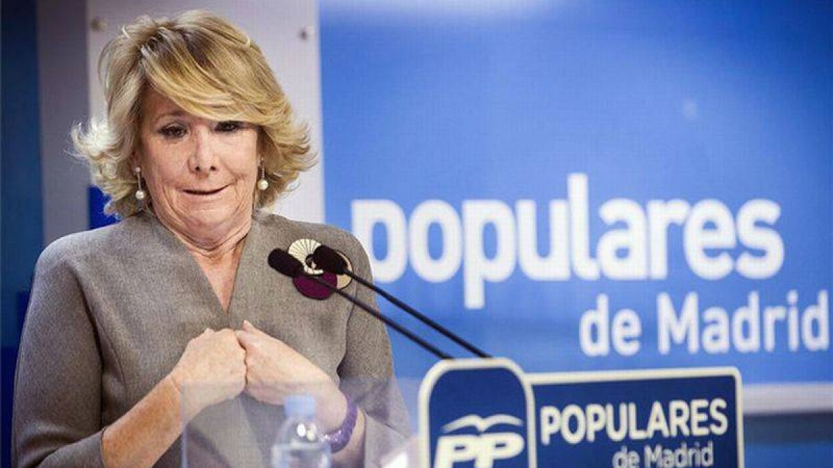Esperanza Aguirre, en la rueda de prensa en la que pidió perdón por los casos de corrupción en su partido.-Foto: EFE / LUCA PIERGIOVANNI