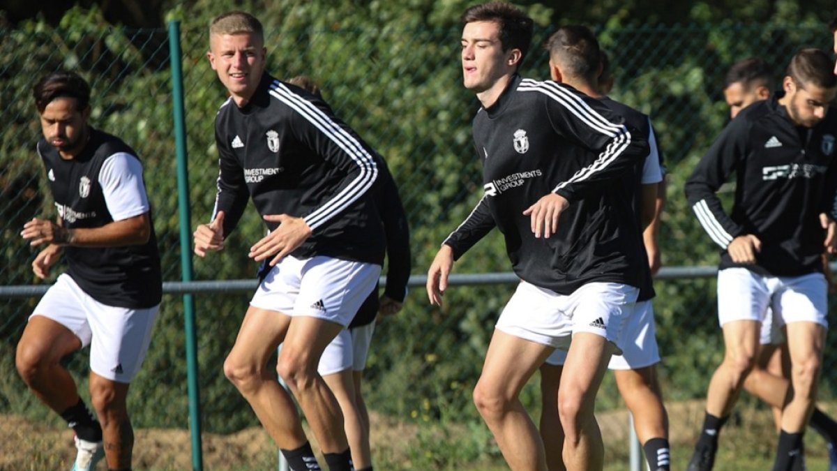 Córdoba, a la derecha, durante un entrenamiento. ALBA DELGADO / BURGOS CF