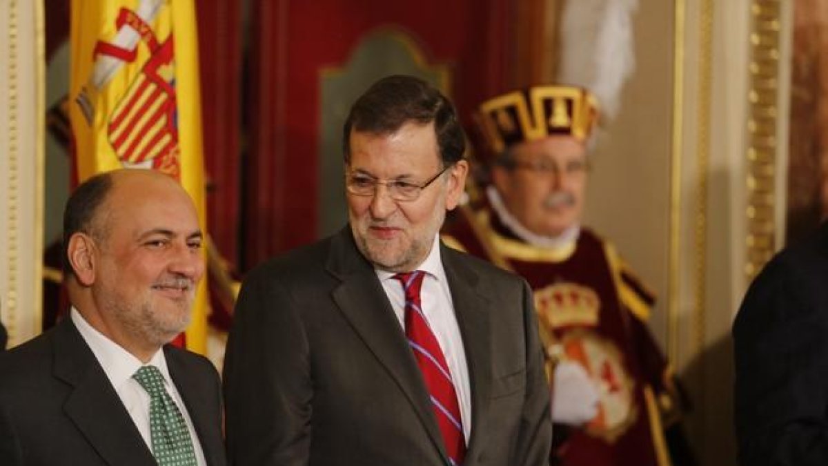 Mariano Rajoy habla con el presidente del Constitucional, Francisco Pérez de los Cobos, durante los actos con motivo del aniversario de la Carta Magna.-AGUSTÍN CATALAN