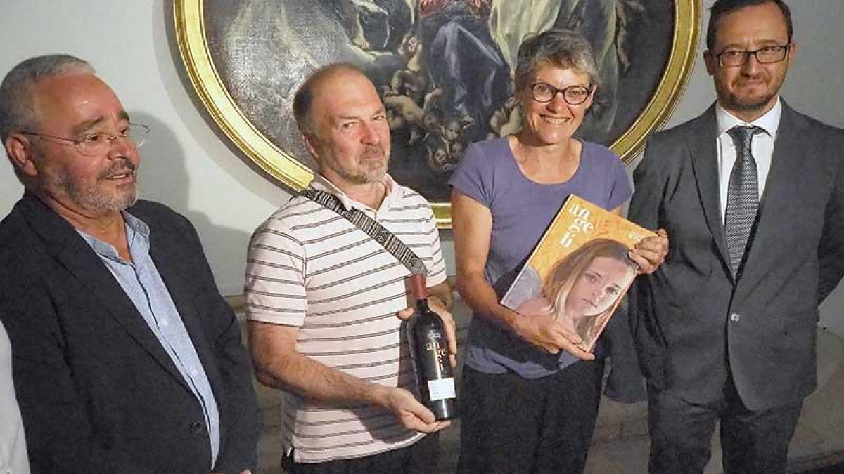 El matrimonio británico recibió varios regalos de manos de Gonzalo Jiménez (izq) y de Gumersindo Bueno (dch).-ECB