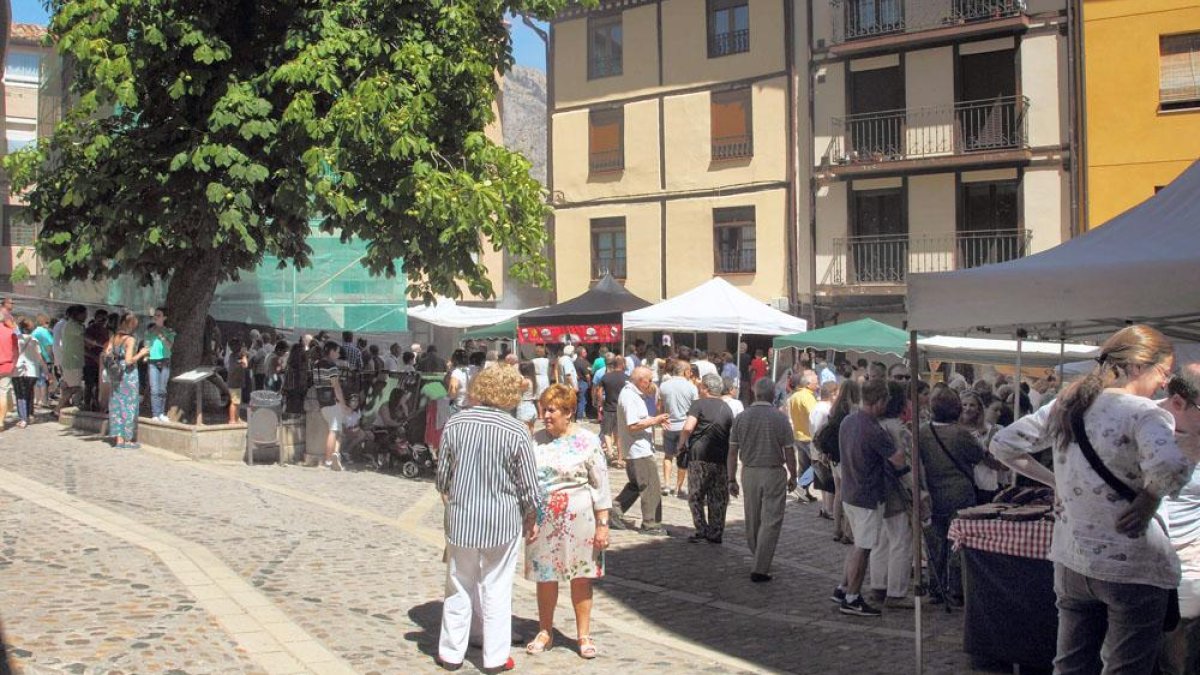 La presencia de asistentes en los puestos alimenticios de la Plaza Vieja fue constante.-G. GONZÁLEZ