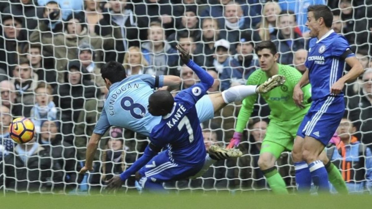 Kante hace falta a Gundogan en una acción del partido.-AP / RUI VIEIRA