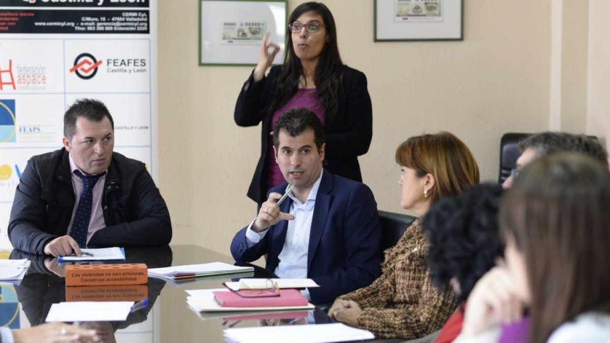 El secretario general del PSOE de Castilla y León, Luis Tudanca (2i), y el presidente de CERMI, Francisco Sardón (i), durante la reunión de trabajo que han mantenido en Valladolid-Efe
