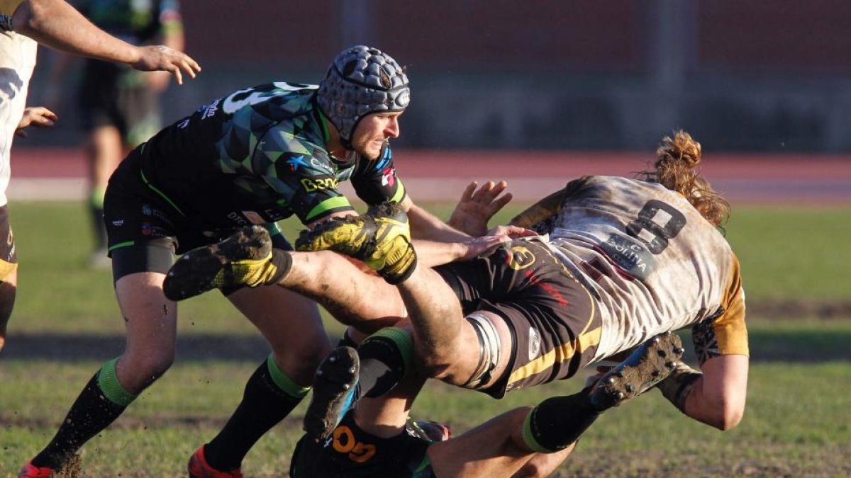 Ruan Snyman carga con todo, ayer, en La Albericia.-@BATHCO