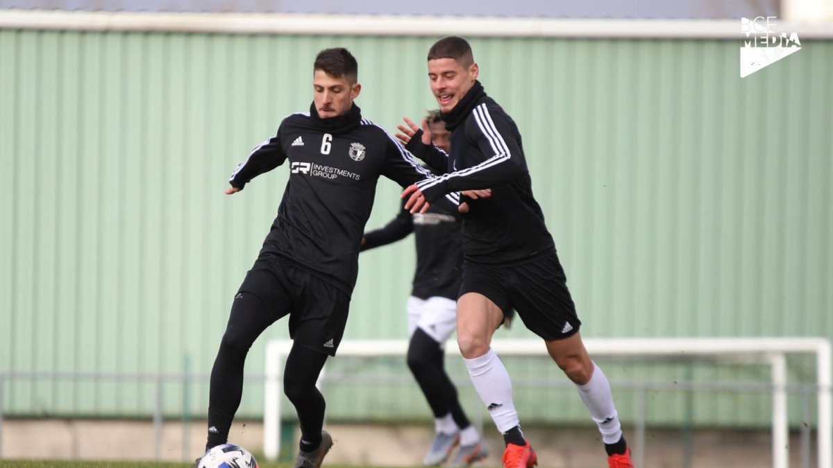 Raúl Navarro y Roberto Alarcón disputan un balón en un entrenamiento en Castañares. BCF