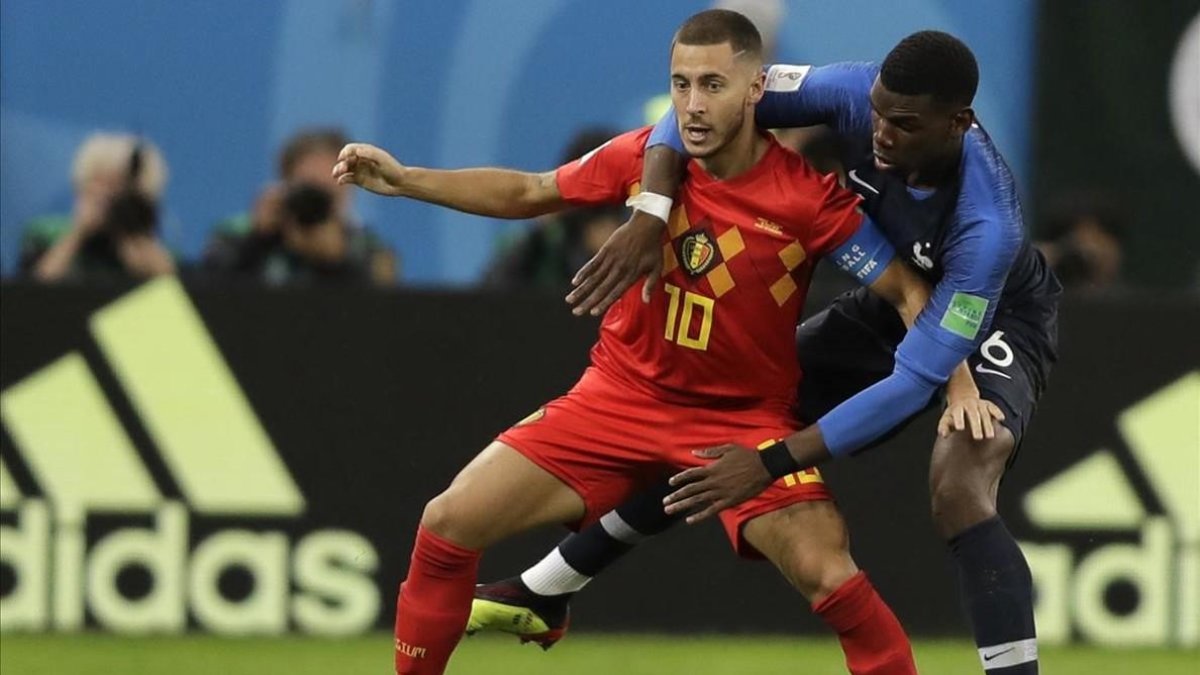 Hazard defendiendo el balón ante la defensa de Pogba-NATACHA PISARENKO