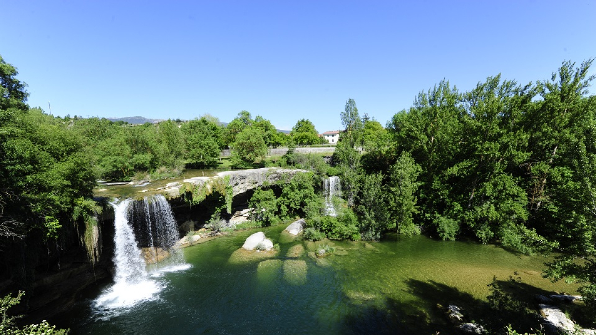 La cascada de Pedrosa de Tobalina es uno de los destinos más populares del verano en Las Merindades, pero en los meses de lluvia el salto de agua es todo un espectáculo. / I. L. Murillo