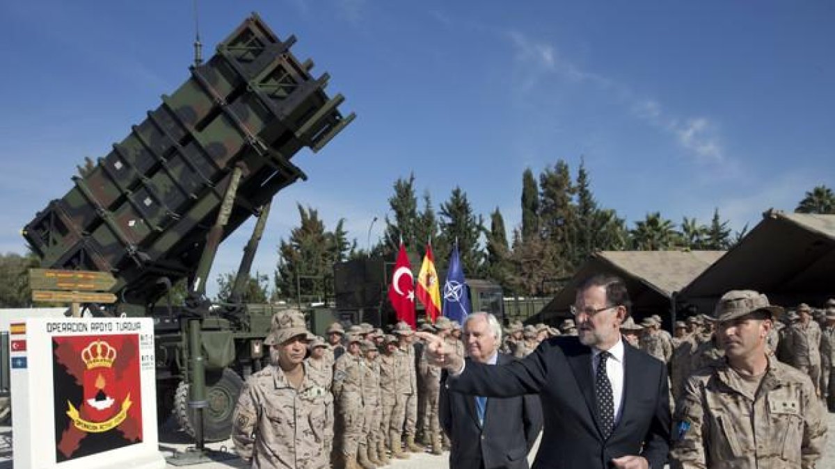 Mariano Rajoy durante la visita que ha realizado este domingo al contingente de 150 militares españoles en la base turca de Adana, a unos 150 kilómetros de la frontera siria.-EFE / DIEGO CRESPO