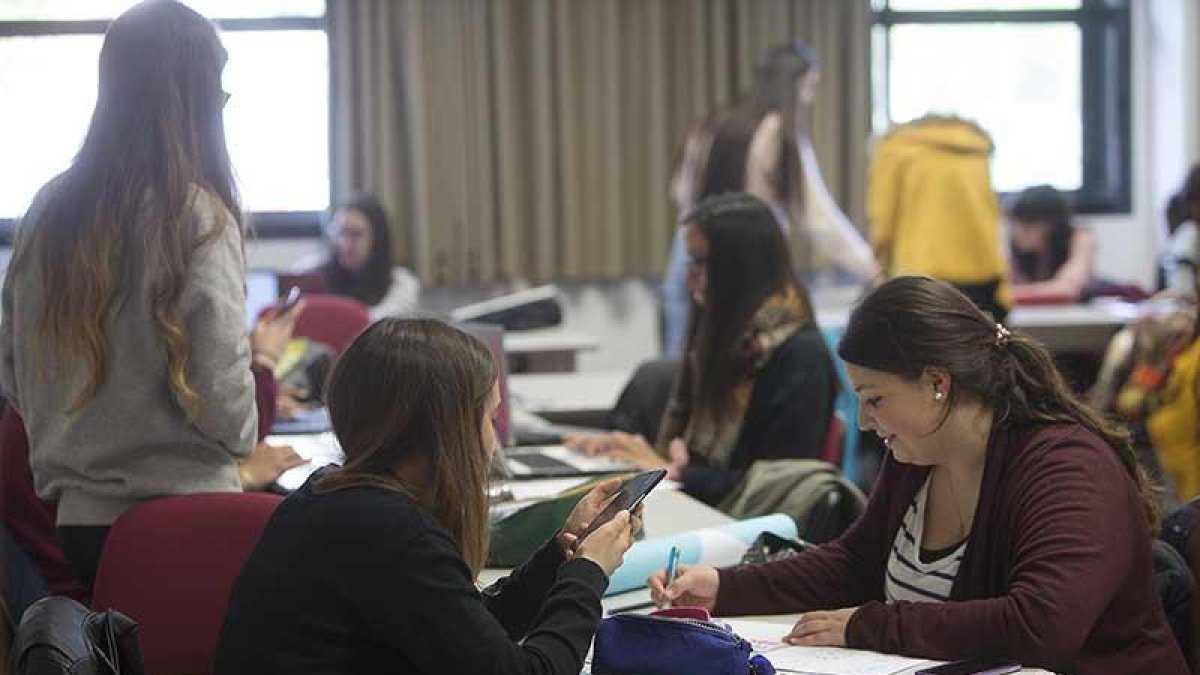 Varias alumnas estudian en la Biblioteca Central de la Universidad.-RAÚL G. OCHOA