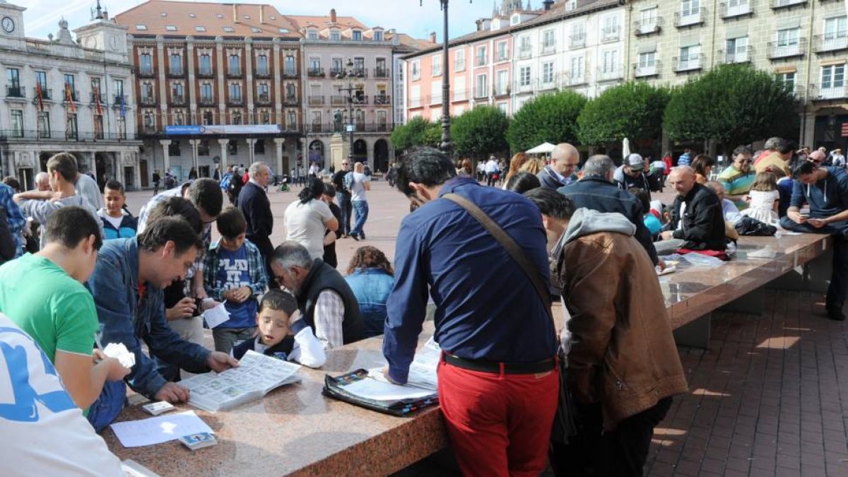 La Plaza Mayor sigue siendo el punto de encuentro para el intercambio de cromos desde hace años.-ISRAEL L. MURILLO