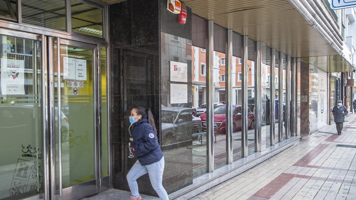 Las tres oficinas de empleo de la ciudad de Burgos suman 13.327 parados. ISRAEL L. MURILLO