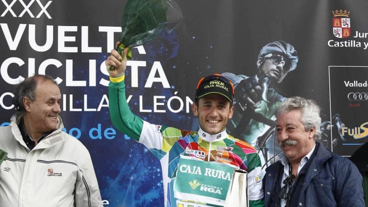 Carlos Barbero en el podio con el maillot de líder la pasada edición.-