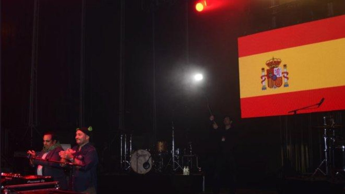Concierto animado por El Pulpo en las fiestas de Boadilla del Monte, con la bandera de España al fondo.-AYUNTAMIENTO DE BOADILLA