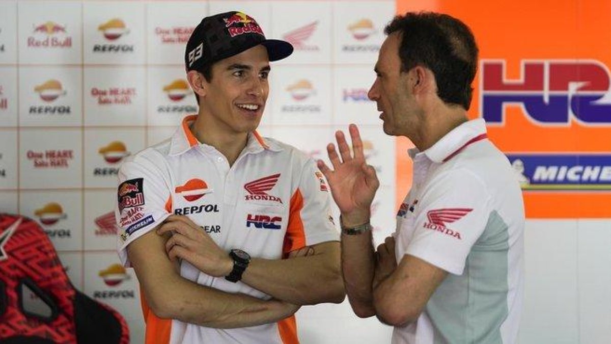 El excampeón Alberto Puig, director deportivo de Repsol Honda, conversa con Marc Márquez, en el test de Malasia.-ALEJANDRO CERESUELA
