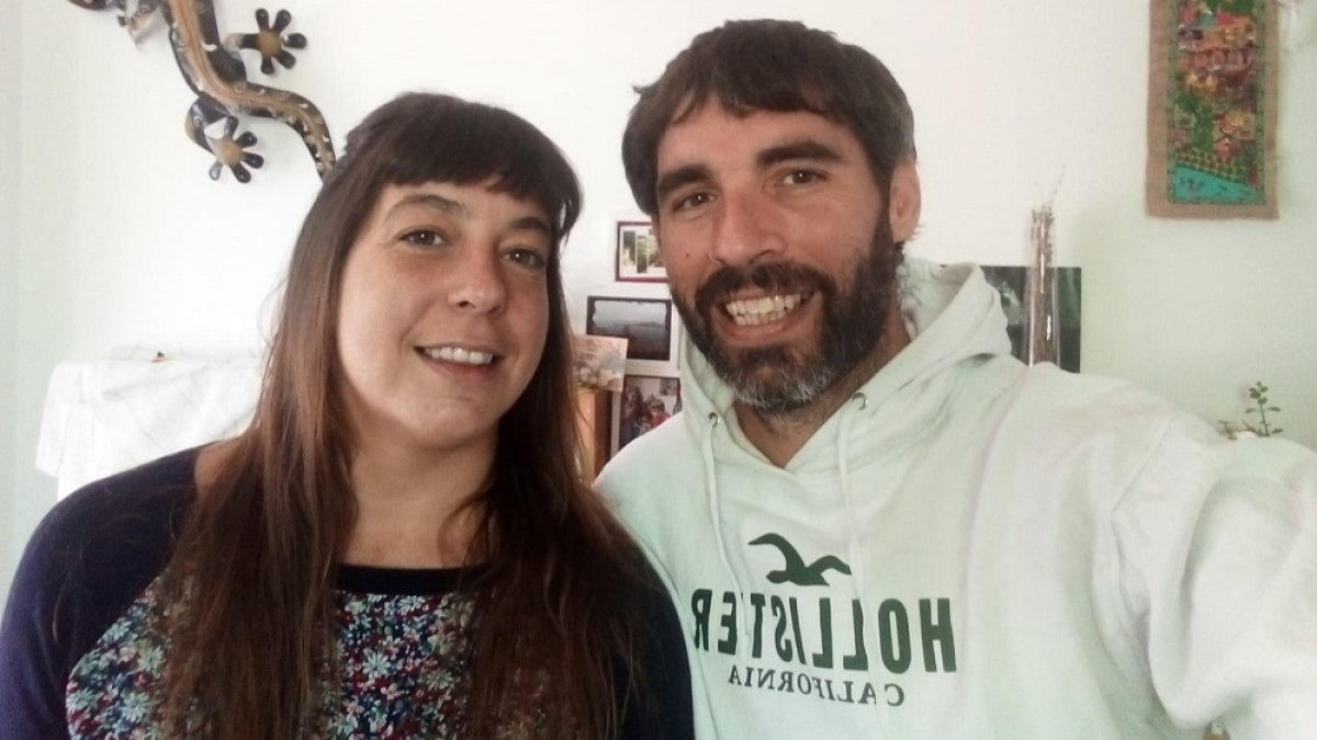 Olga y Jorge, burgaleses residentes en Vitoria,permanecen al pie del cañón pese al Covid-19 desde sus respectivos puestos de trabajo. ECB