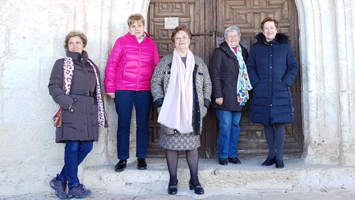 De izquierda a derecha, Mila, Águeda, Ángela, Celia y Sara posan en la puerta de la Iglesia.-L.V.