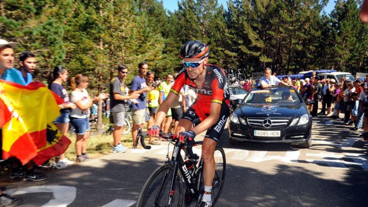 Samuel Sánchez durante la ascensión ayer a Las Lagunas de Neila.-TOMÁS ALONSO