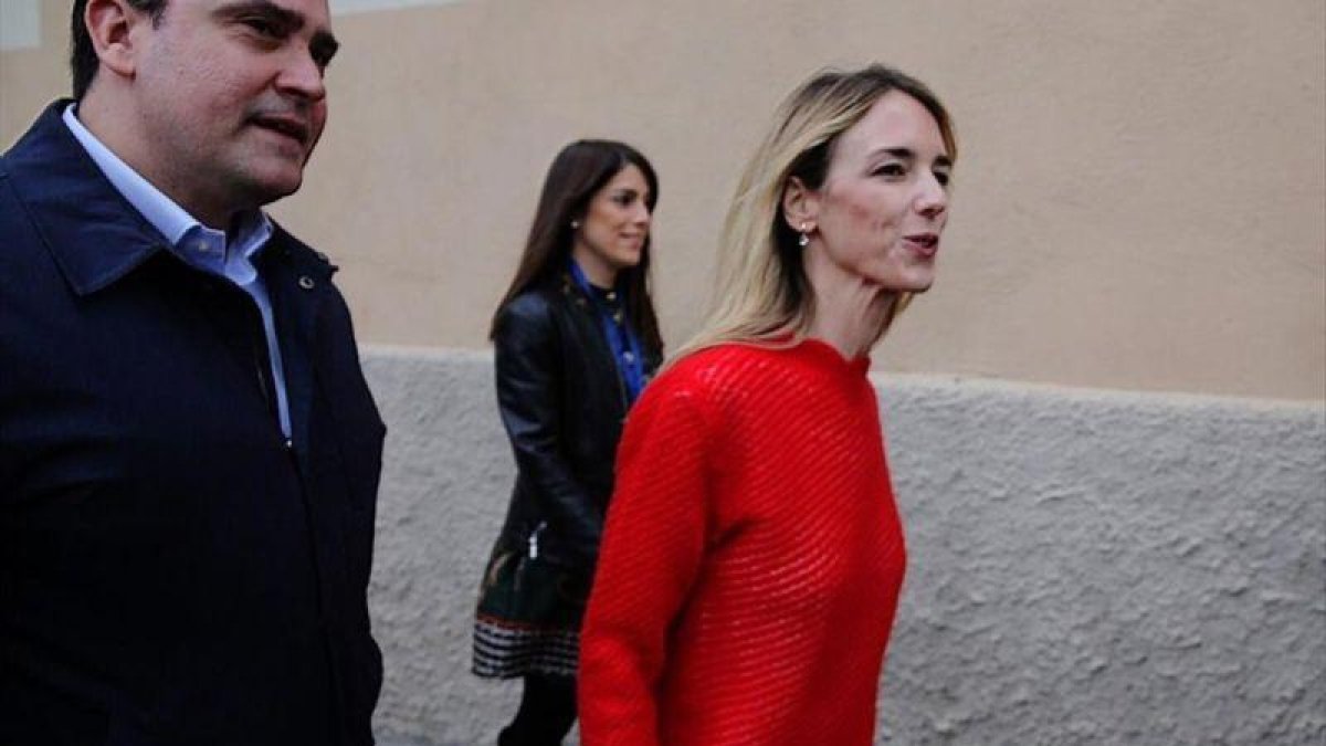 Cayetana Álvarez de Toledo llega al colegio electoral para votar.-JOAN CORTADELLAS