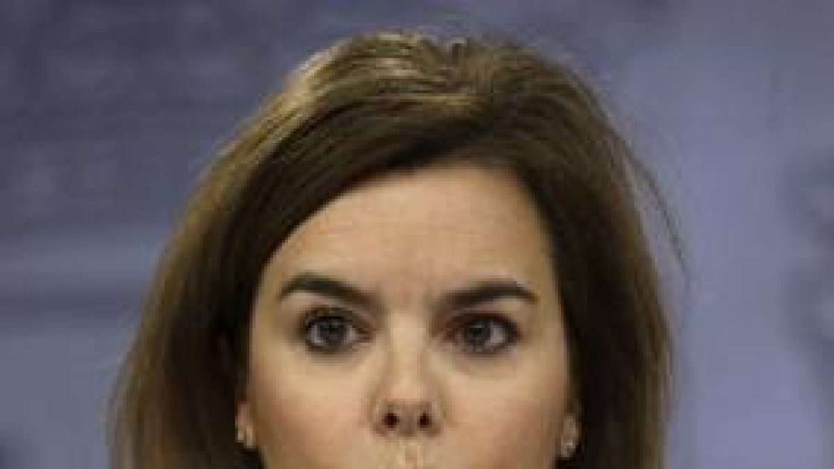 La vicepresidenta del Gobierno, Soraya Sáenz de Santamaría, durante la rueda de prensa que ha ofrecido hoy tras el Consejo de Ministros que ha estudiado el informe de la CORA.-Foto: EFE