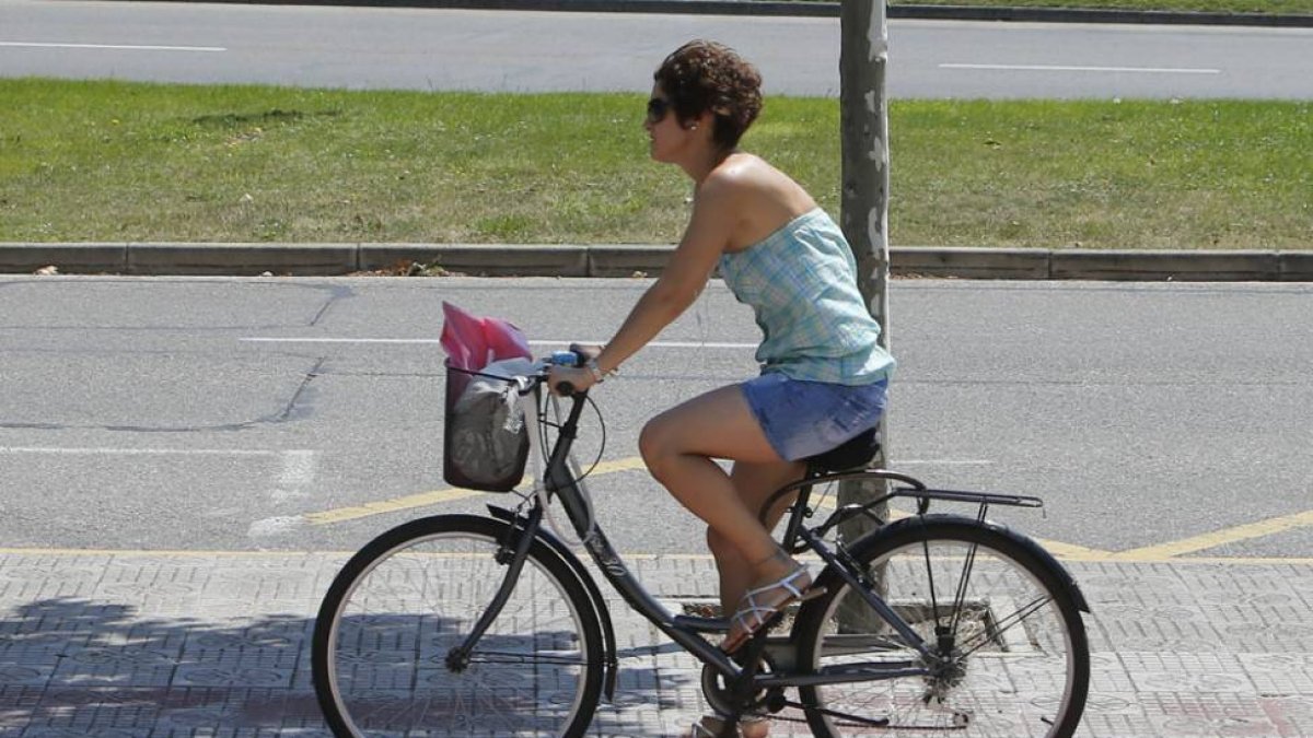 Una mujer se desplaza en bicicleta.-RAÚL G. OCHOA