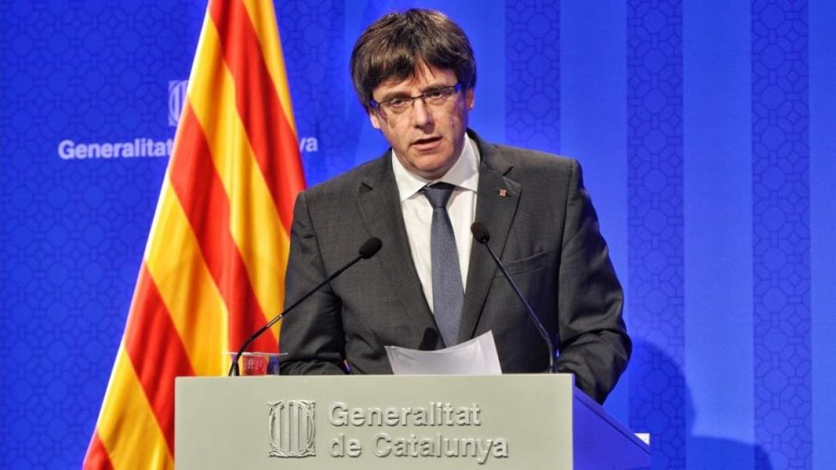 El president Carles Puigdemont, tras la rueda de prensa que ha ofrecido tras la reunión del Consejo Ejecutivo.-FERRAN SENDRA