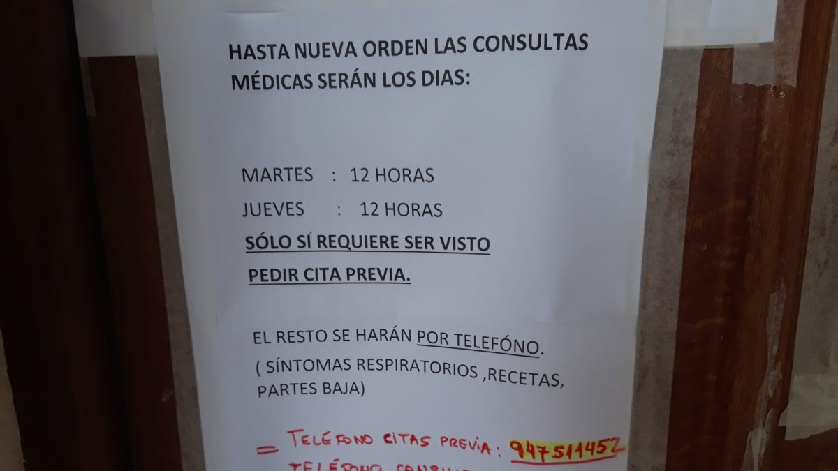 Cartel con los horarios de consulta colocado hoy. ECB