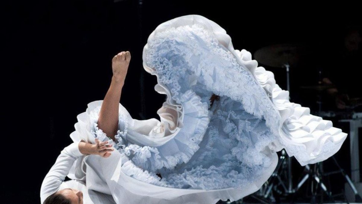Rocío Molina ‘tira’ el flamenco por el suelo en ‘Caída del cielo’.-