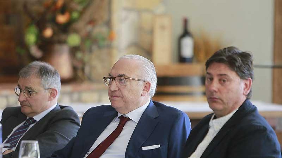 De izquierda a derecha, Miguel Ángel Pascual, Gonzalo Antón y Alejandro Menéndez.-RAÚL G. OCHOA