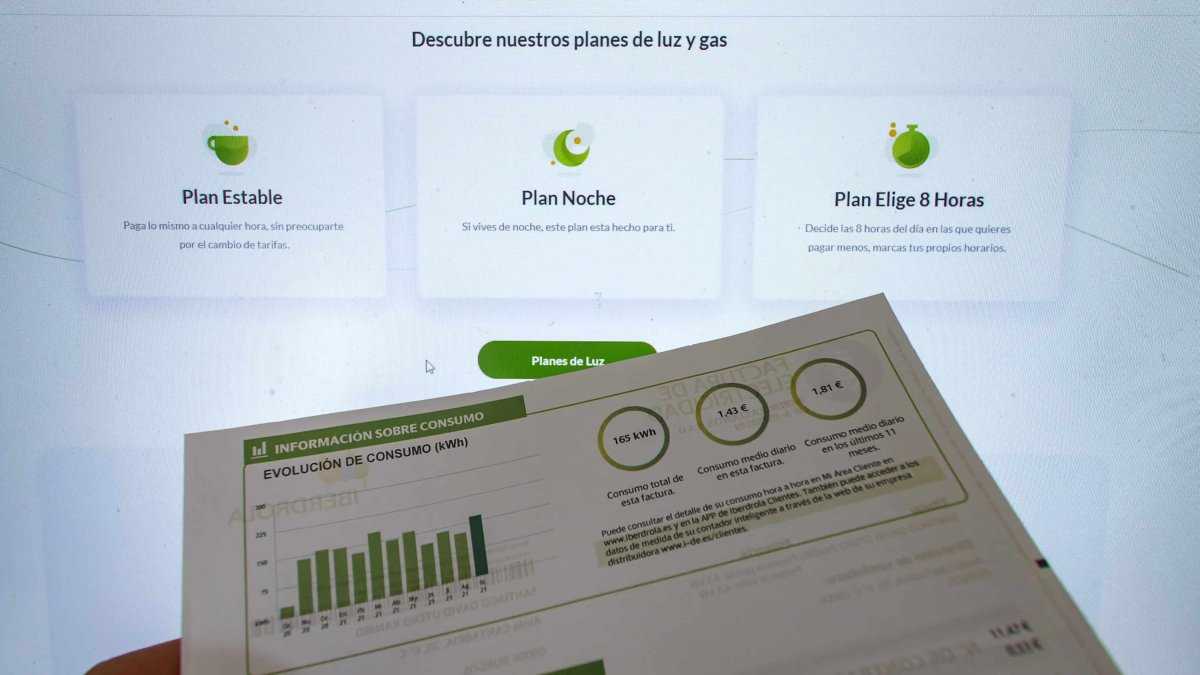 Una persona sostiene la factura de la electricidad de su casa. SANTI OTERO