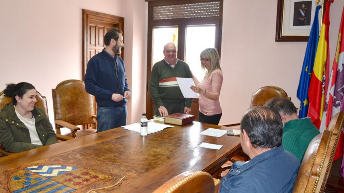 Los miembros de la corporación en el Pleno de ayer.-R. F.