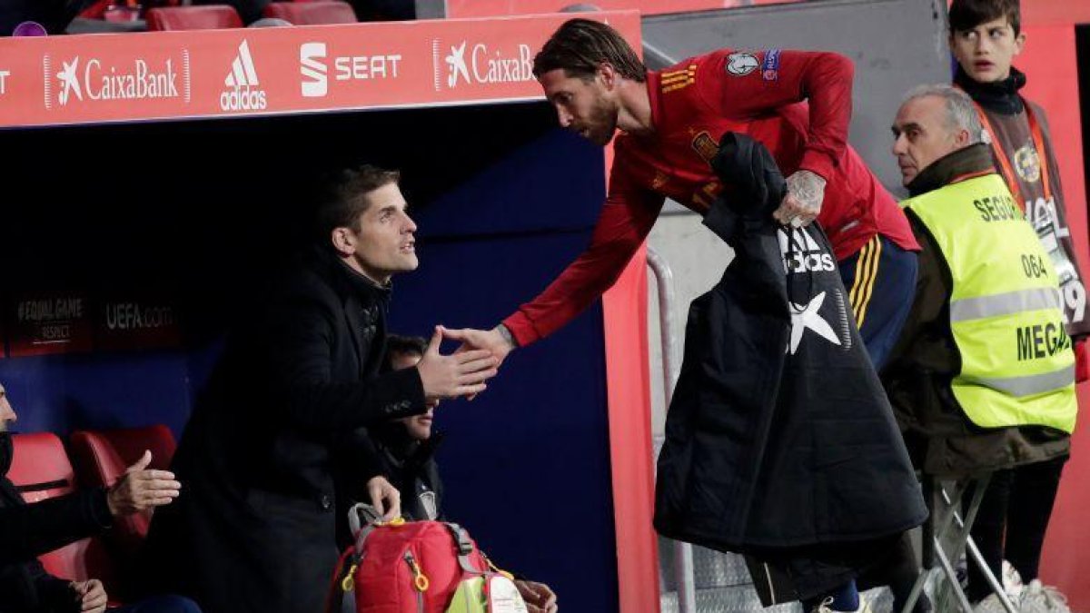 Ramos saluda a Robert Moreno tras ser sustituido ante Rumanía.-GETTY