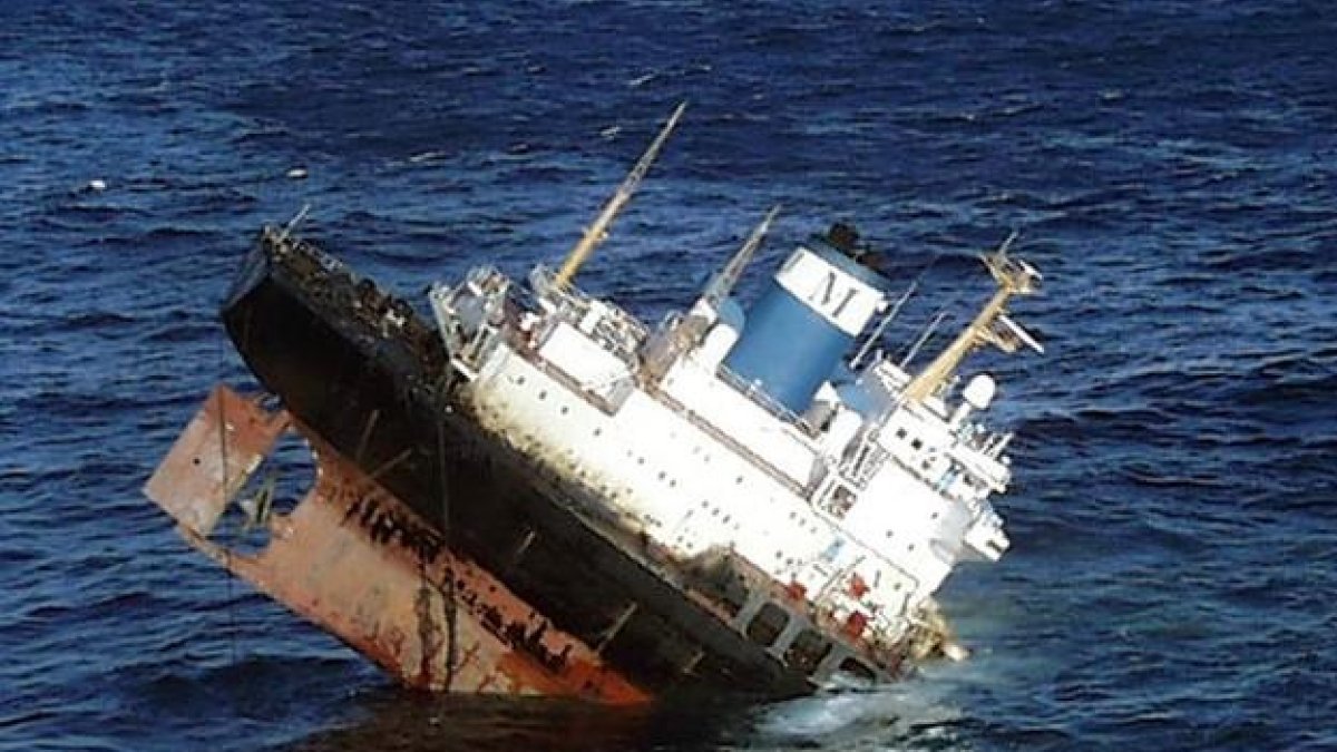 Imagen del 'Prestige', hundiéndose ante las costas gallegas, el 19 de noviembre del 2002.-AFP