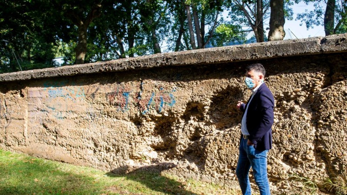 El vicealcalde, Vicente Marañón, durante una visita a las riberas del río Arlanzón el pasado verano. SANTI OTERO