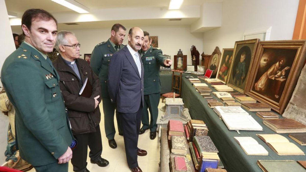 El subdelegado del Gobierno y mandos de la GuardiaCivil junto a piezas de arte sacro recuperadas de robos en iglesias de la provincia.-RAÚL G. OCHOA