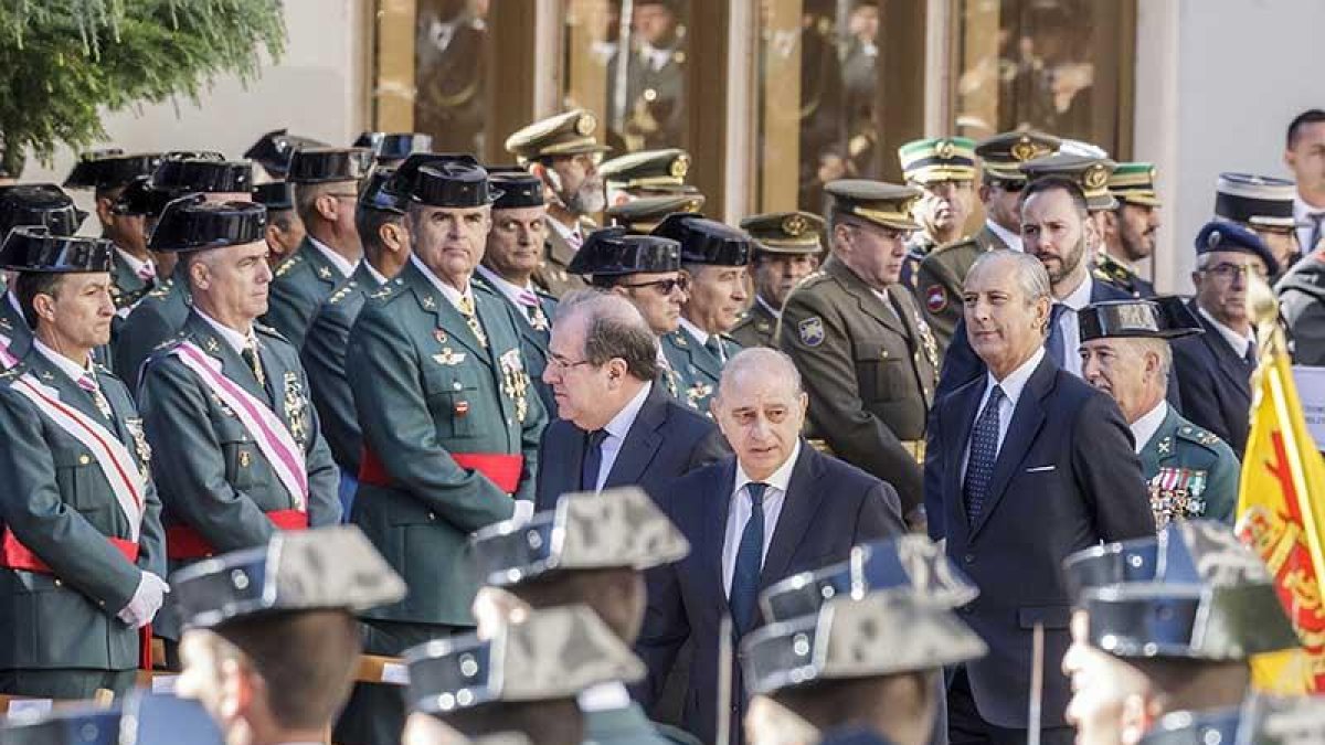 Fernández Díaz y Juan Vicente Herrera al inicio del acto.-SANTI OTERO