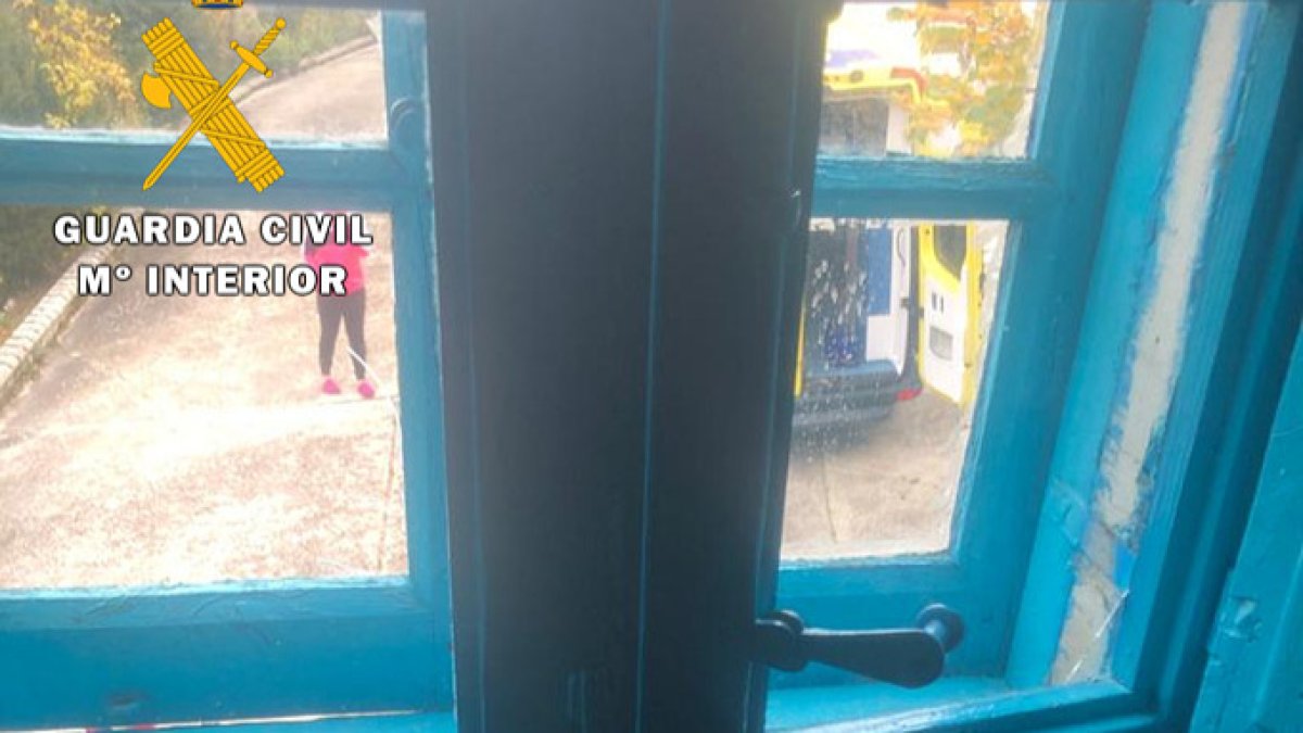 Uno de los agentes consiguió entrar por una ventana de la vivienda. ECB