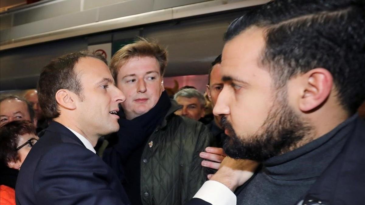 Benalla (derecha) junto a Macron, en un acto en París, el pasado 24 de febrero-REUTERS