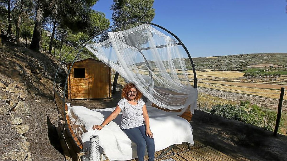 Silvia Herrera, propietaria del proyecto ‘1.500 estrellas’, muestra una de las camas del complejo turístico.-J. M. LOSTAU